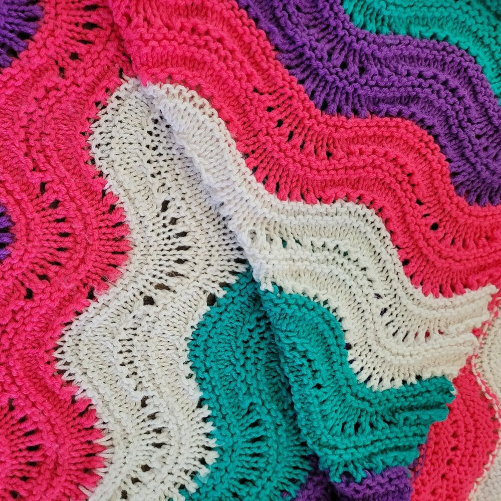Hand-made Colorful Wave Pattern blanket - Picture 2 of 8